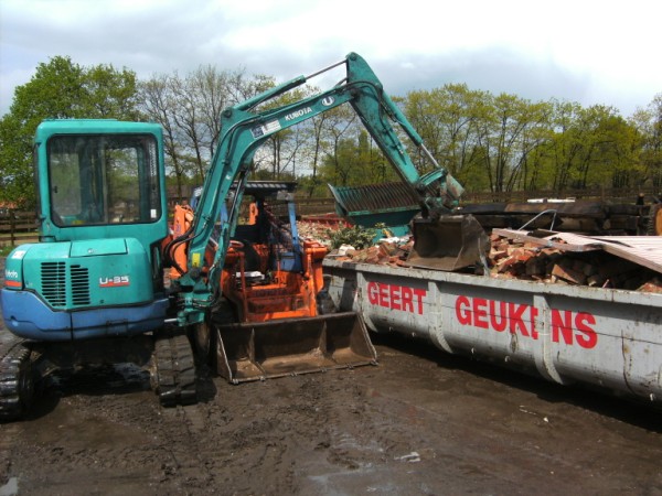 kraan, bobcat en container